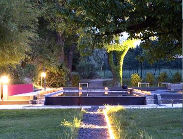 https://www.terraconcept.fr/wp-content/uploads/2021/09/Fabrication-Pose-design-et-artisan-terrassier-electricien-pour-eclairage-exterieur-dans-votre-jardin-pose-de-luminaire-reseau-et-fourreau-electrique.jpg